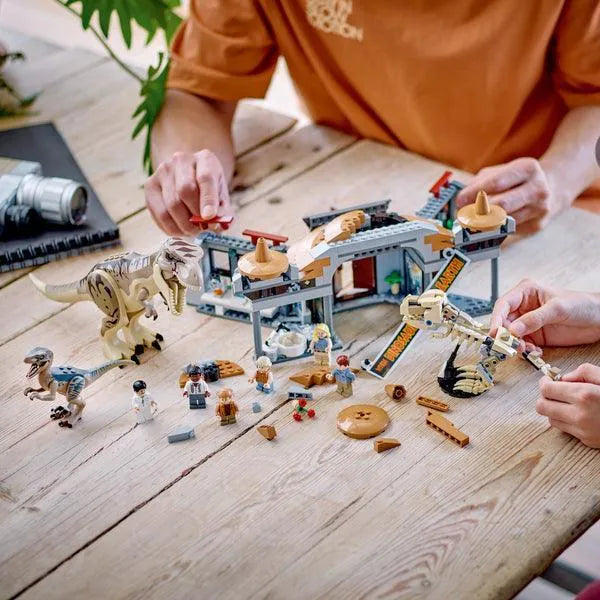 LEGO Bezoekerscentrum: T. rex & raptor aanval 76961 Jurassic World LEGO JURASSIC WORLD @ 2TTOYS | Official LEGO shop😊🥰 LEGO €. 139.99