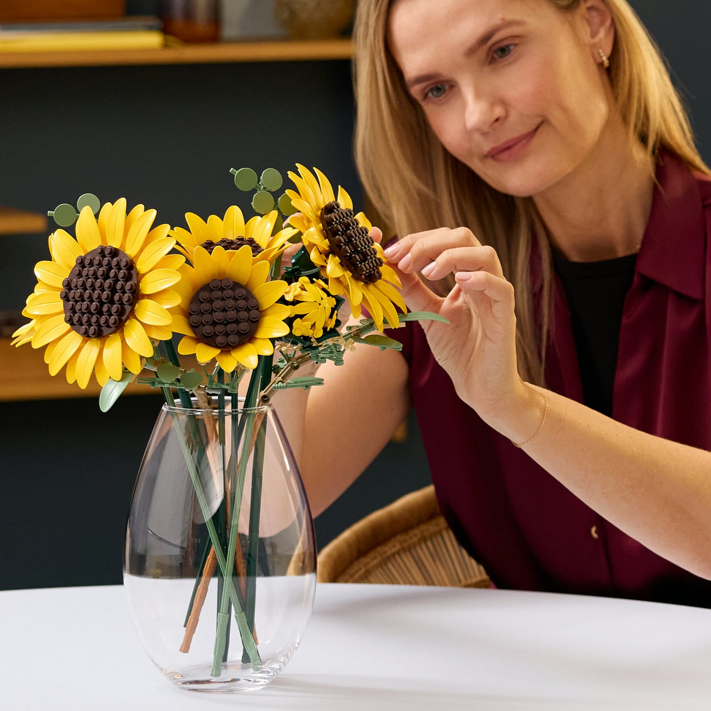 LEGO Botanicals Boeket met Zonnebloemen – Kunstbloemen Bouwpakket voor Volwassenen – Nepbloemen Set met Eucalyptusstelen – Slaapkamer- en Woonkamerdecoratie – DIY Cadeau voor Vrouwen – 11502