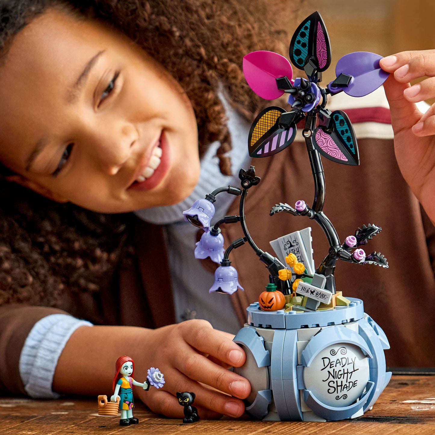 LEGO | Disney Sally’s Bloempot – Kinderkamer Decoratie met 2 Kunstbloemen, 2 Poppetjes, Speelgoedkeuken en Accessoires – Cadeau voor Meisjes vanaf 9 Jaar en The Nightmare Before Christmas Fans 43288